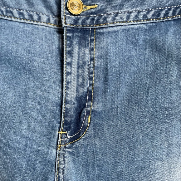 Lane Bryant Distressed Jeans Light Wash Size 24 Average Length - Picture 9 of 9